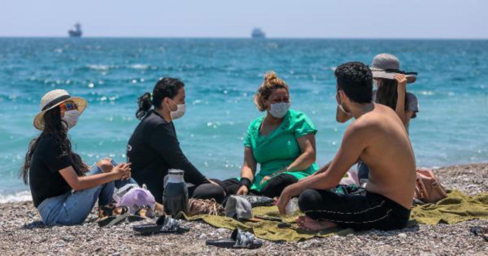 Yasak kalkınca Konyaaltı plajına akın ettiler! Koronavirüs sonrası ilk tatil 8