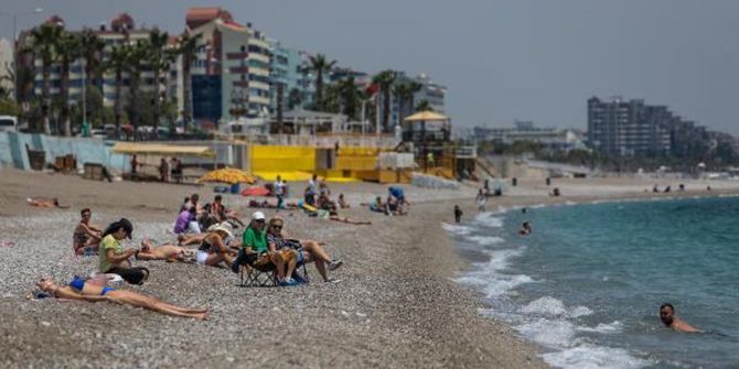 Yasak kalkınca Konyaaltı plajına akın ettiler! Koronavirüs sonrası ilk tatil