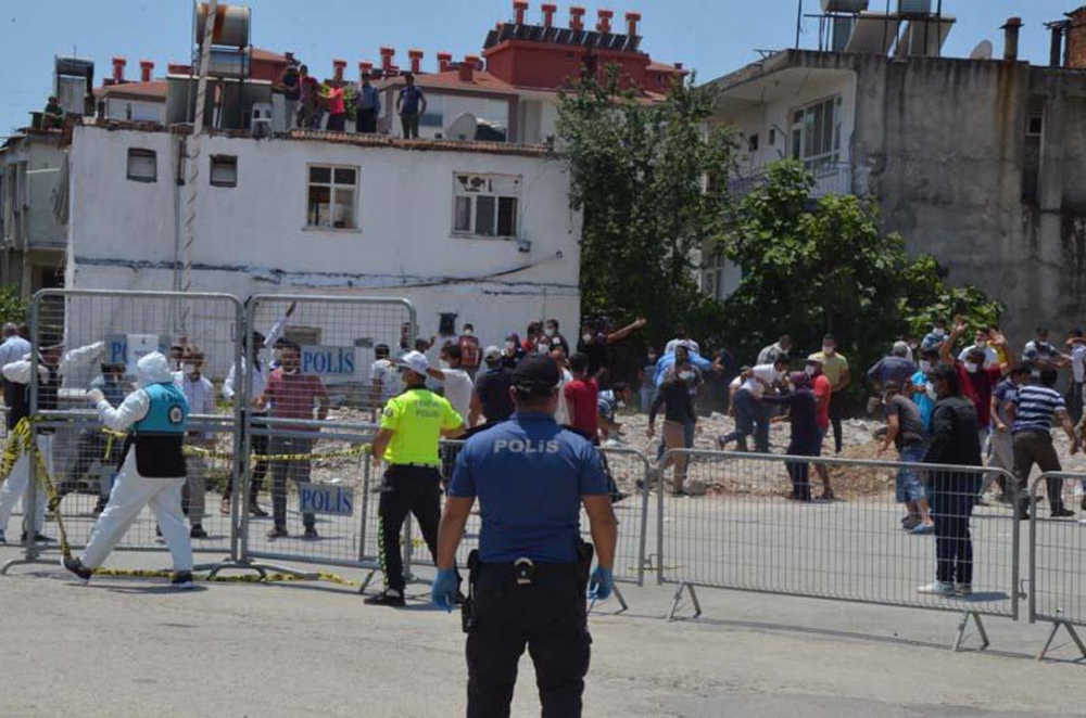 Karantina süresi uzatılan mahalleli hırsını polisten çıkardı 1