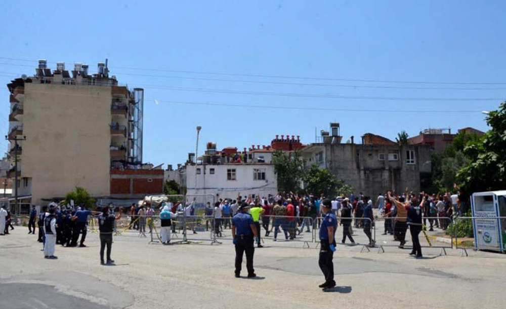 Karantina süresi uzatılan mahalleli hırsını polisten çıkardı 11