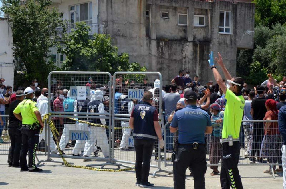 Karantina süresi uzatılan mahalleli hırsını polisten çıkardı 3