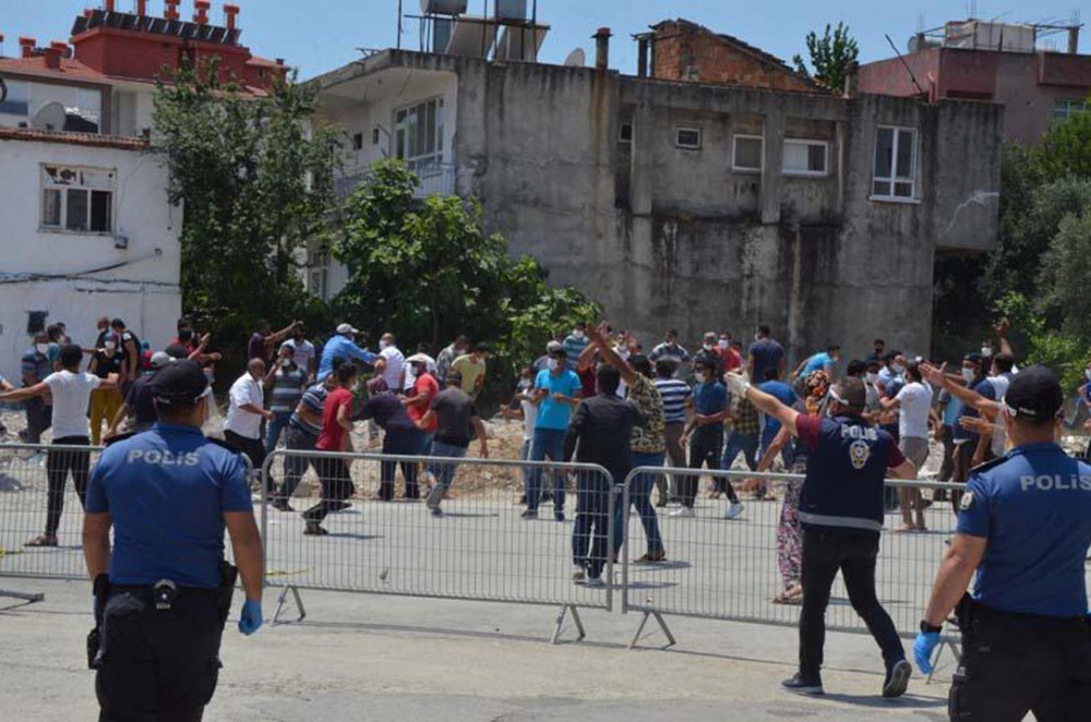 Karantina süresi uzatılan mahalleli hırsını polisten çıkardı 4