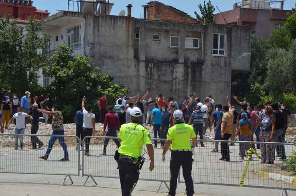 Karantina süresi uzatılan mahalleli hırsını polisten çıkardı 5