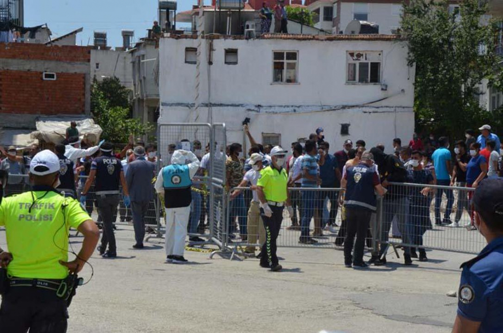 Karantina süresi uzatılan mahalleli hırsını polisten çıkardı 6