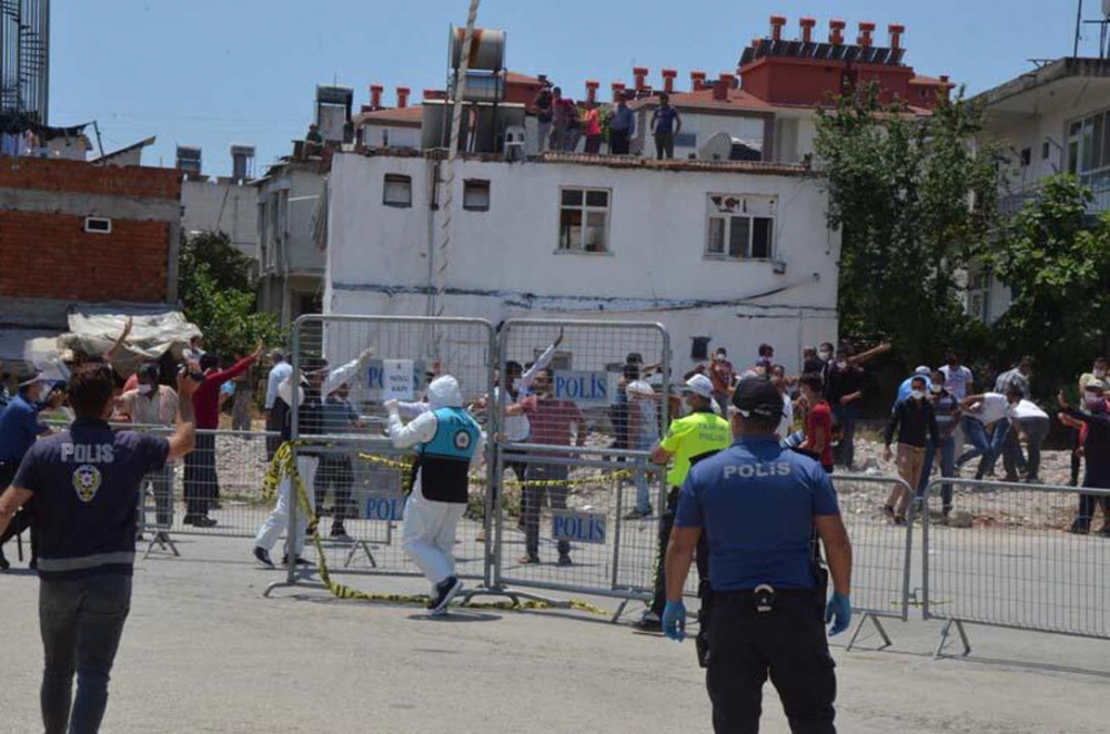 Karantina süresi uzatılan mahalleli hırsını polisten çıkardı 7