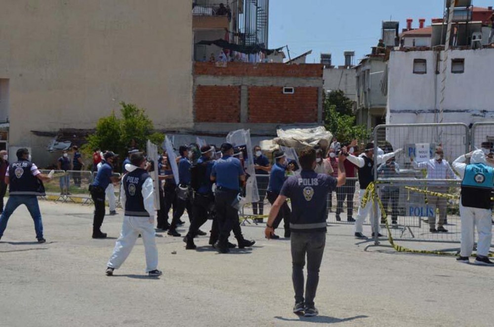 Karantina süresi uzatılan mahalleli hırsını polisten çıkardı 8