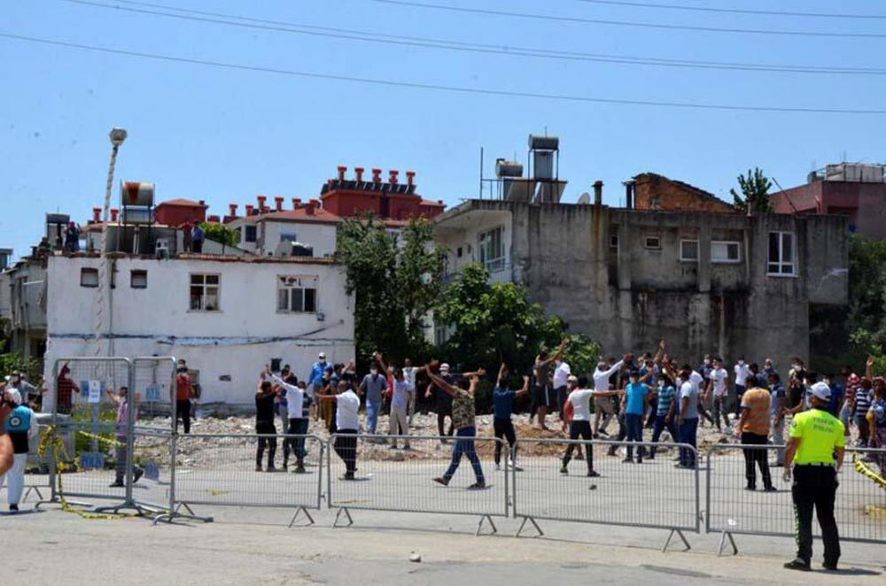 Karantina süresi uzatılan mahalleli hırsını polisten çıkardı 9