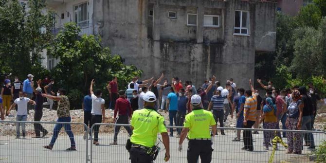 Karantina süresi uzatılan mahalleli hırsını polisten çıkardı