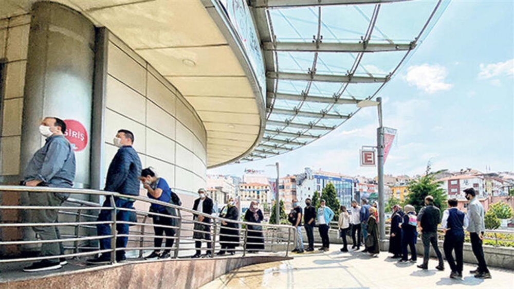 İstanbul'un o ilçesinde koronavirüse davetiye çıkaran görüntüler! 16