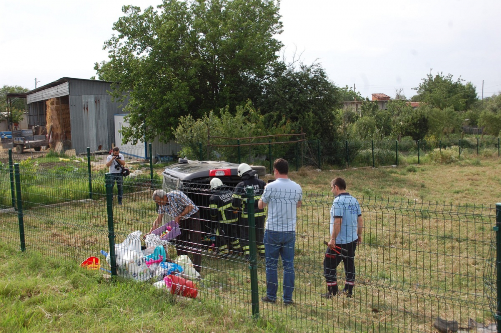 Dikkat çeken kareler! Sağlık görevlisi eldiveni balon yaptı, kaza nedeniyle ağlayan bebeği sakinleştirdi 3