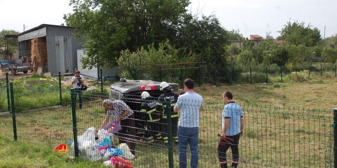 Dikkat çeken kareler! Sağlık görevlisi eldiveni balon yaptı, kaza nedeniyle ağlayan bebeği sakinleştirdi