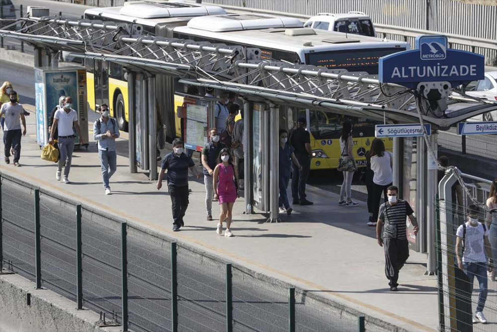 İstanbul yeni normalin ikinci haftasında! Vatandaşlar maskeye alıştı 4