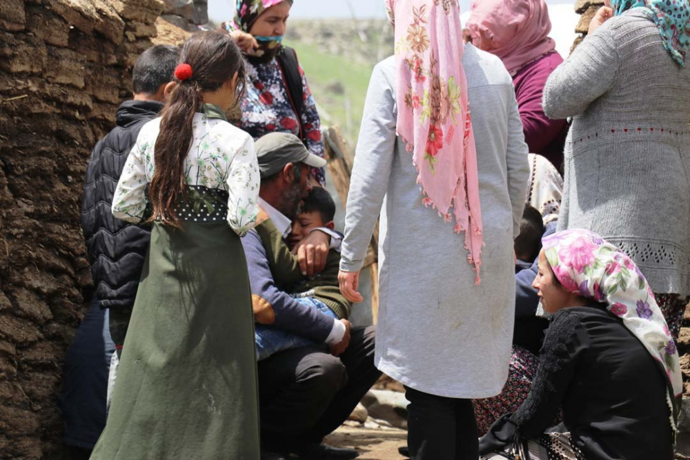 Ağrıda feci olay! Tandıra düşen kızını kurtarmak isteyen anne yanarak can verdi 2