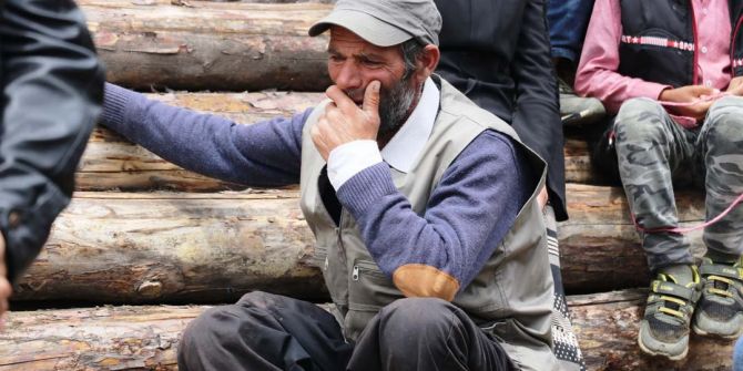 Ağrıda feci olay! Tandıra düşen kızını kurtarmak isteyen anne yanarak can verdi