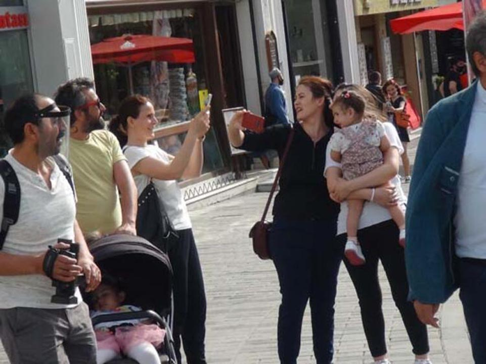 Taksim'de koronavirüs tedbirlerinden eser yok! 6