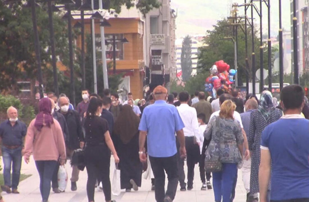 Sivas'ta tedirgin eden görüntüler! Sosyal mesafe ve maske kuralı es geçildi 1