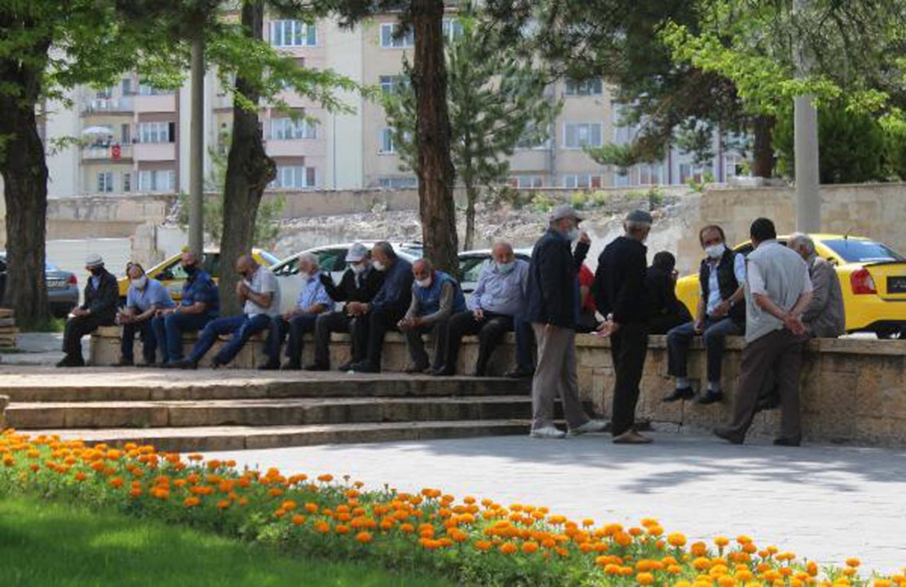 Sivas'ta tedirgin eden görüntüler! Sosyal mesafe ve maske kuralı es geçildi 2