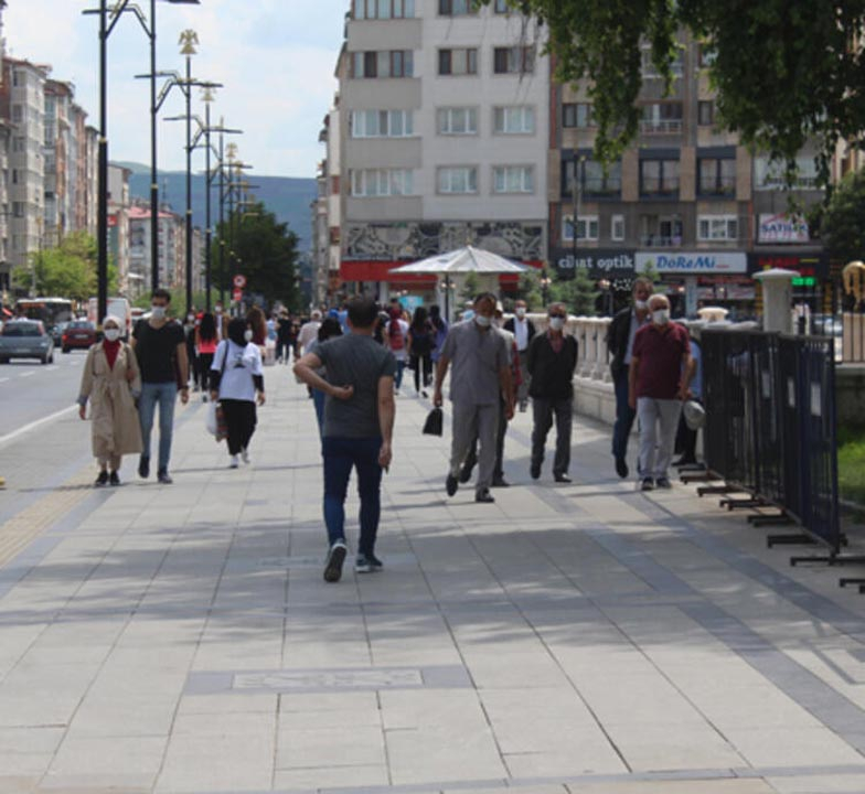 Sivas'ta tedirgin eden görüntüler! Sosyal mesafe ve maske kuralı es geçildi 4