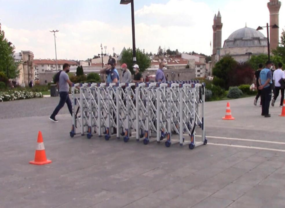 Sivas'ta tedirgin eden görüntüler! Sosyal mesafe ve maske kuralı es geçildi 5