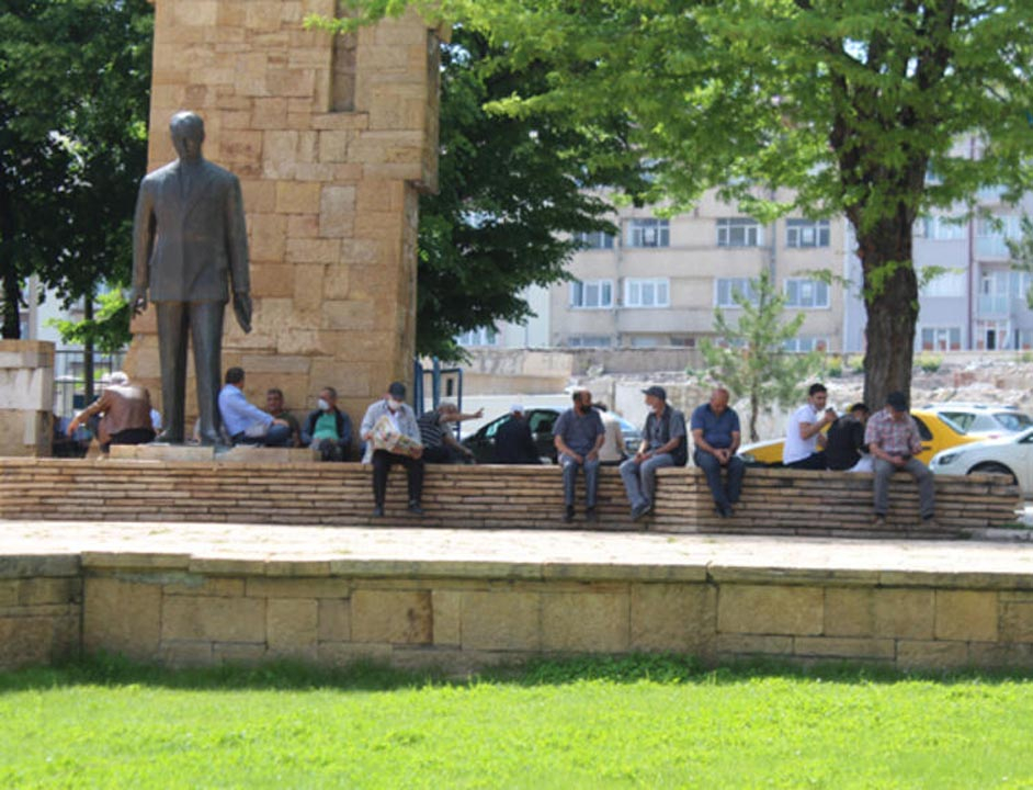 Sivas'ta tedirgin eden görüntüler! Sosyal mesafe ve maske kuralı es geçildi 6