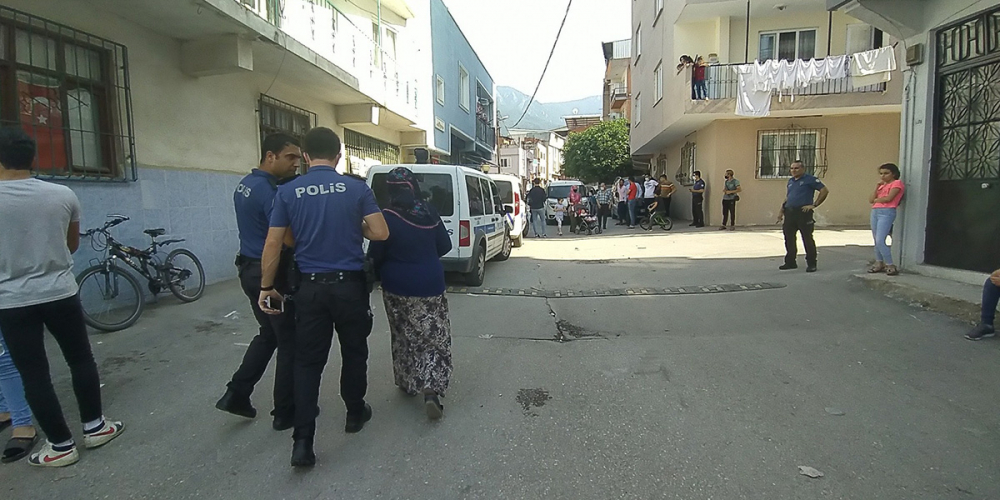 Babasına kızdı müdahaleye gelen polis araçlarını taşladı 3