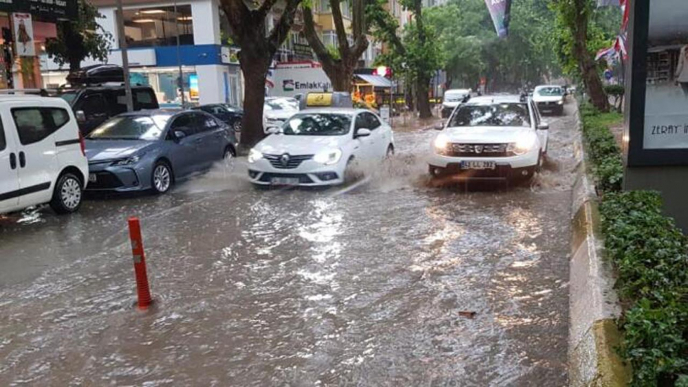 Beklenen yağmur geldi! İstanbul'da hayat felç oldu 1