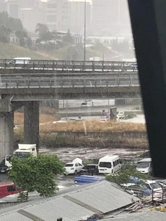 Beklenen yağmur geldi! İstanbul'da hayat felç oldu 12