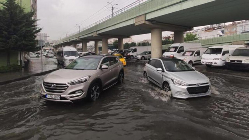 Beklenen yağmur geldi! İstanbul'da hayat felç oldu 14