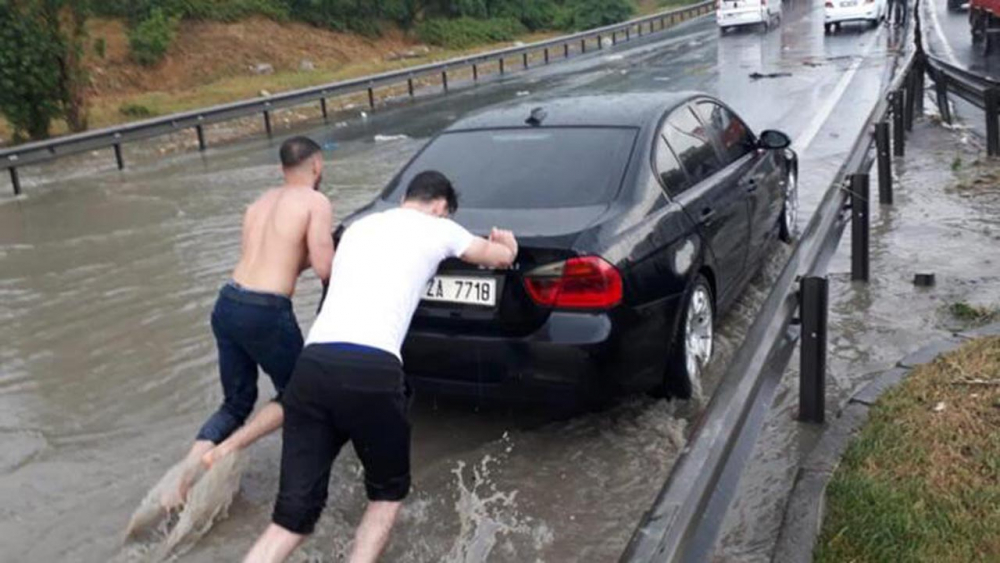 Beklenen yağmur geldi! İstanbul'da hayat felç oldu 3