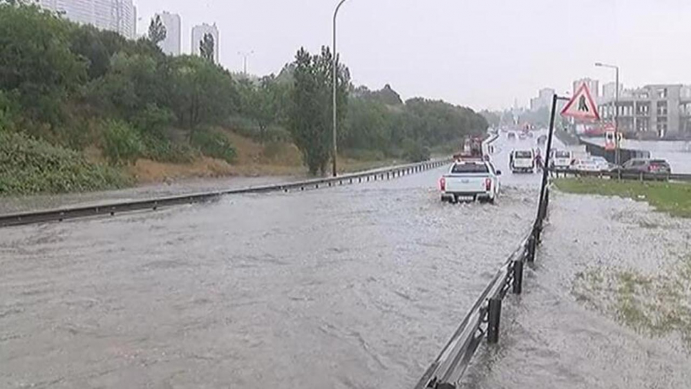 Beklenen yağmur geldi! İstanbul'da hayat felç oldu 8