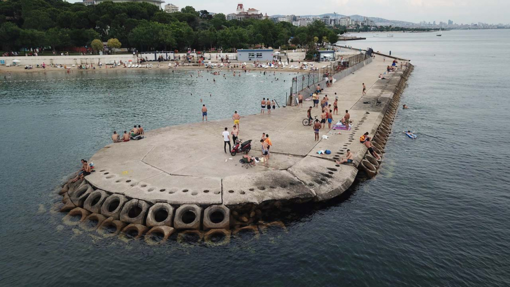 İstanbullular Caddebostan Sahiline akın etti! Maske ve sosyal mesafe unutuldu 1