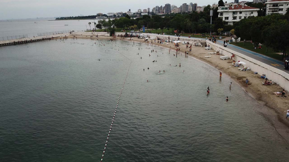 İstanbullular Caddebostan Sahiline akın etti! Maske ve sosyal mesafe unutuldu 10