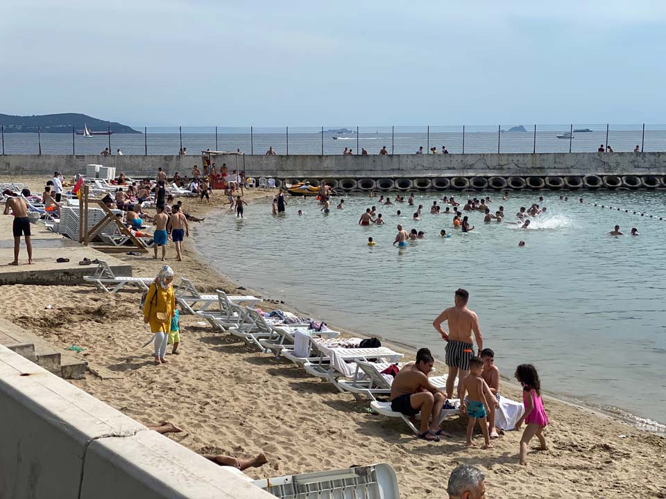 İstanbullular Caddebostan Sahiline akın etti! Maske ve sosyal mesafe unutuldu 12