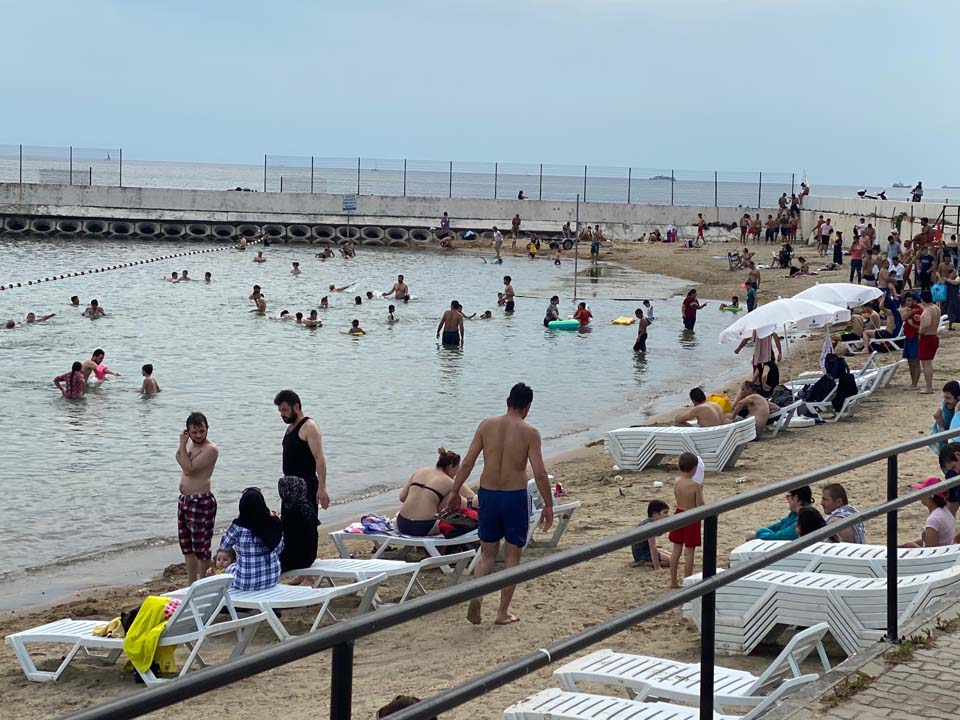 İstanbullular Caddebostan Sahiline akın etti! Maske ve sosyal mesafe unutuldu 14