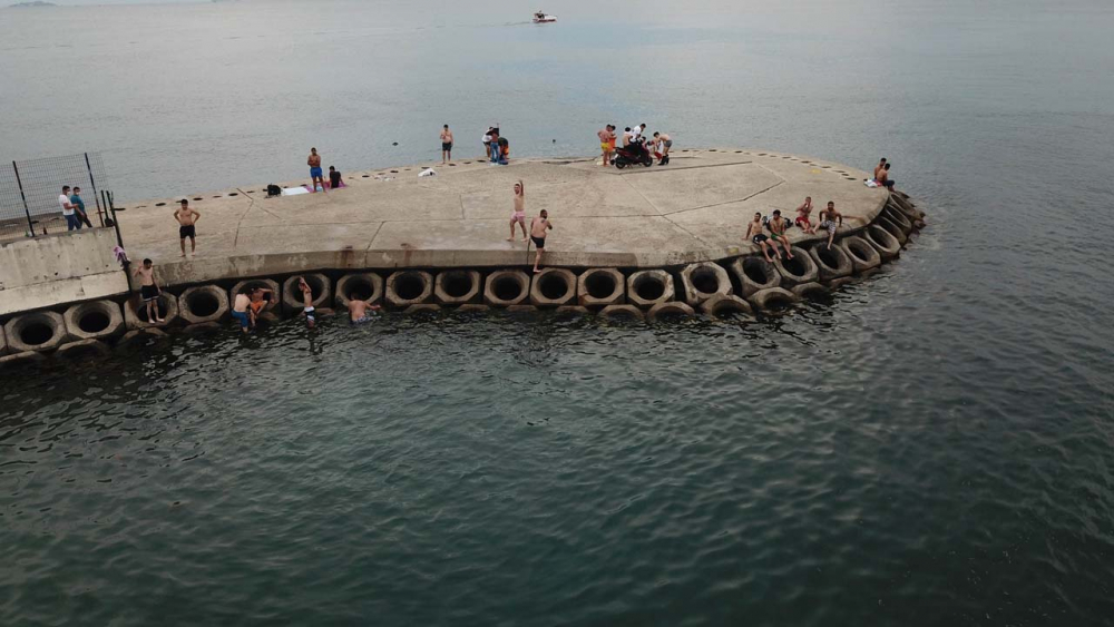 İstanbullular Caddebostan Sahiline akın etti! Maske ve sosyal mesafe unutuldu 3