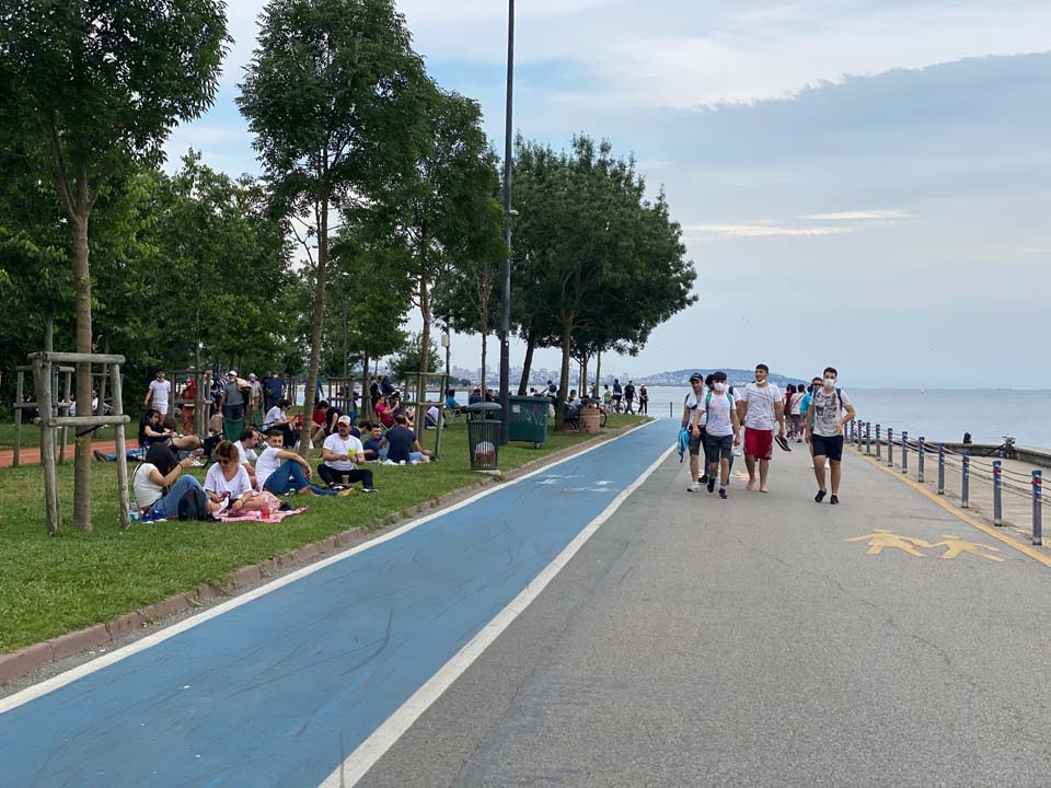 İstanbullular Caddebostan Sahiline akın etti! Maske ve sosyal mesafe unutuldu 5