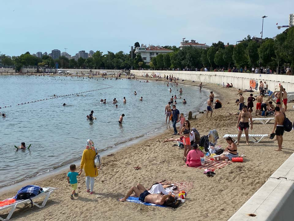 İstanbullular Caddebostan Sahiline akın etti! Maske ve sosyal mesafe unutuldu 6