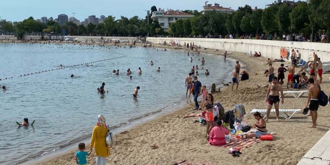 İstanbullular Caddebostan Sahiline akın etti! Maske ve sosyal mesafe unutuldu