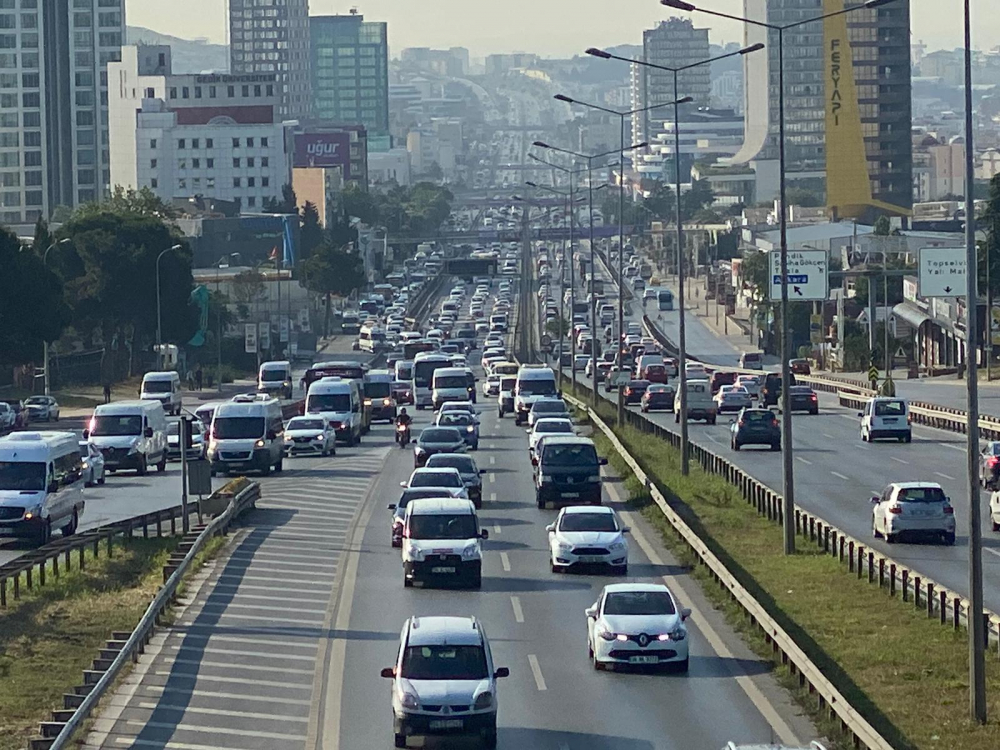 İstanbul yeni güne hareketli başladı! Trafik yoğunluğu dikkat çekti 12