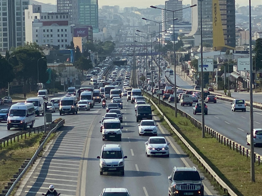 İstanbul yeni güne hareketli başladı! Trafik yoğunluğu dikkat çekti 13