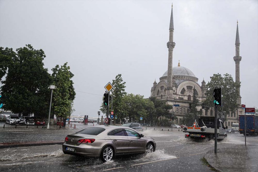 Sağanak yağış megakent İstanbul'da hayatı felç etti! Yollar göle döndü 1