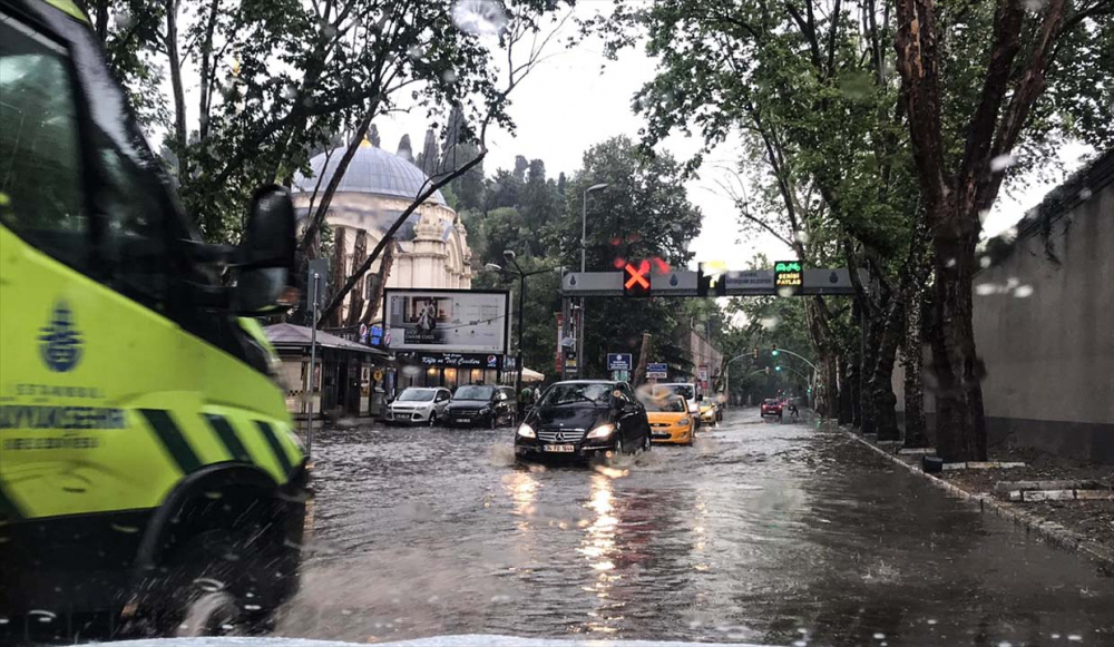 Sağanak yağış megakent İstanbul'da hayatı felç etti! Yollar göle döndü 12