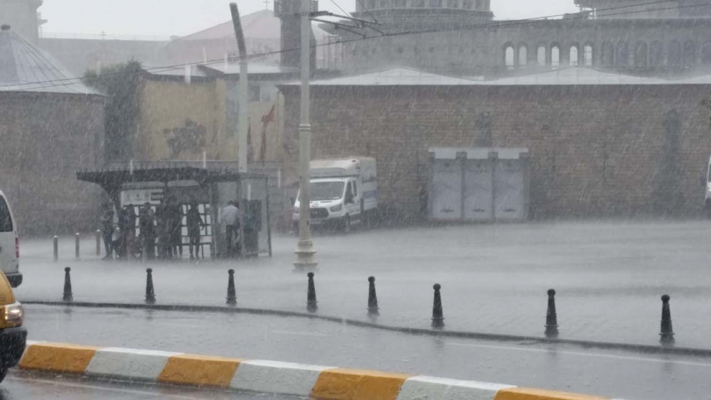 Sağanak yağış megakent İstanbul'da hayatı felç etti! Yollar göle döndü 14