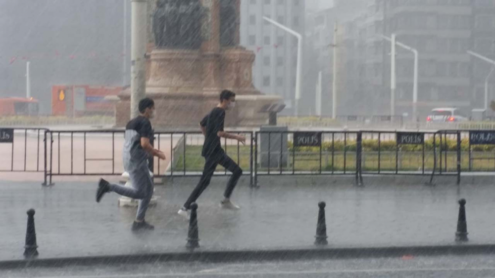 Sağanak yağış megakent İstanbul'da hayatı felç etti! Yollar göle döndü 15