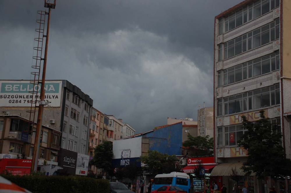Sağanak yağış megakent İstanbul'da hayatı felç etti! Yollar göle döndü 16