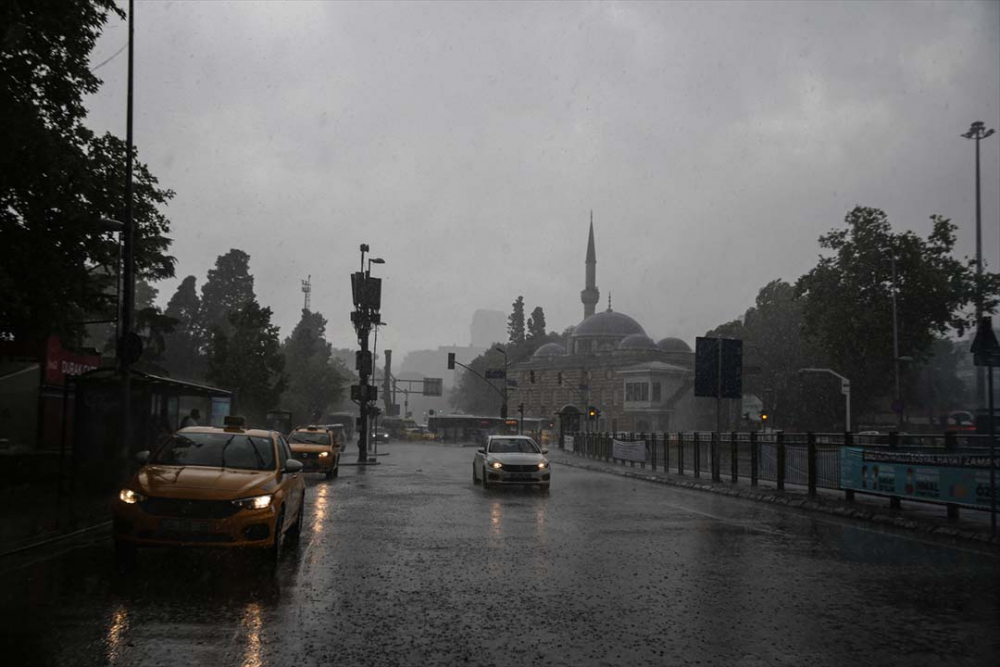 Sağanak yağış megakent İstanbul'da hayatı felç etti! Yollar göle döndü 2