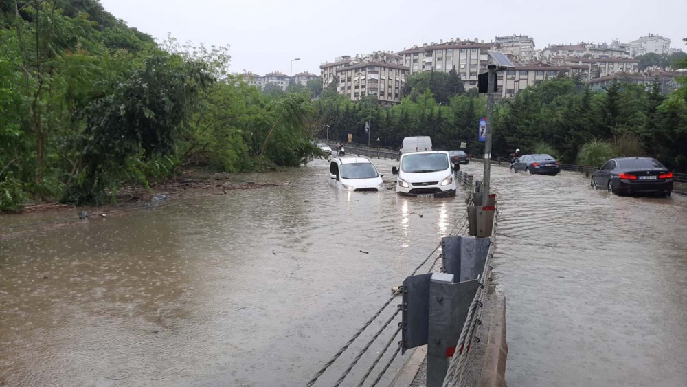 Sağanak yağış megakent İstanbul'da hayatı felç etti! Yollar göle döndü 20