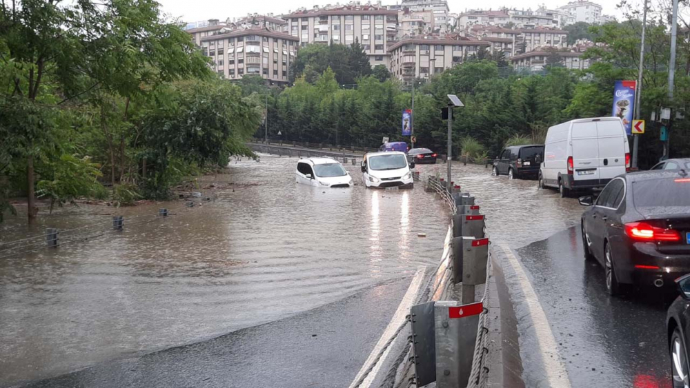 Sağanak yağış megakent İstanbul'da hayatı felç etti! Yollar göle döndü 21