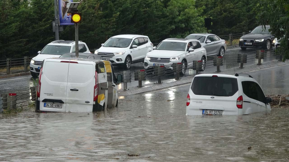 Sağanak yağış megakent İstanbul'da hayatı felç etti! Yollar göle döndü 22