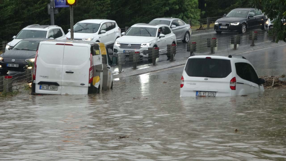 Sağanak yağış megakent İstanbul'da hayatı felç etti! Yollar göle döndü 23
